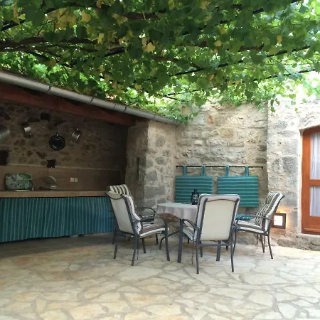 Stone House And Clio בית נופש *